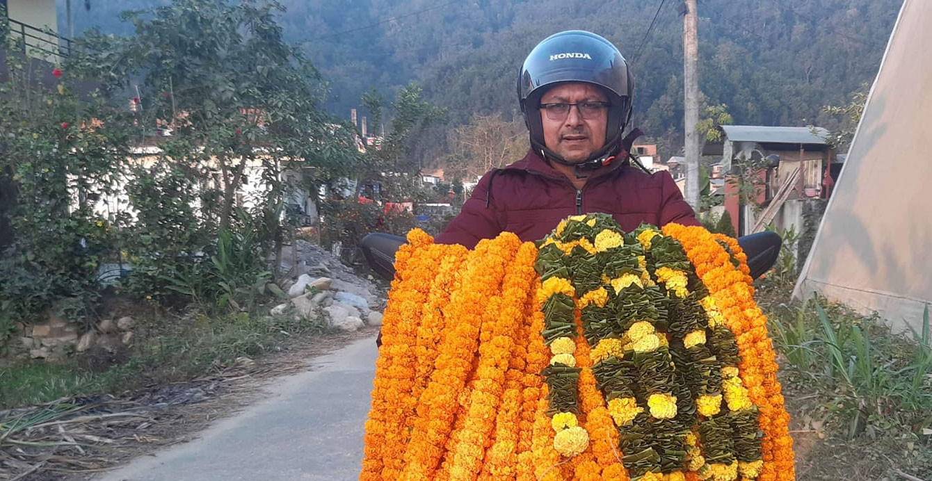 प्रचण्डका अंगरक्षकले पार्टी छाेडेर राेजेकाे फूलखेती, वर्षैपिच्छे मनग्य आम्दानी